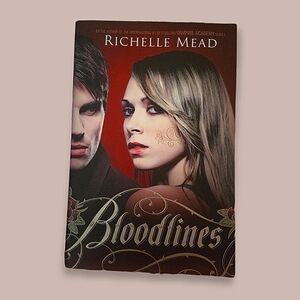 💖"Bloodlines" by Richelle Mead Book